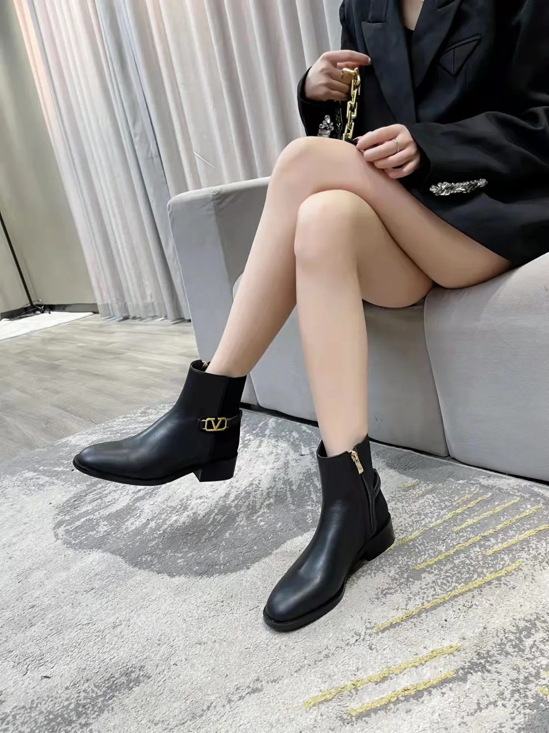 👟👟Ex-factory price 500👟👟 🆕Valentino. Valentino big v-buckle autumn and winter fashion women's boots: comfortable and versatile on the upper feet, showing long legs, fabric: imported first-layer cowhide ⚡The most popular V-buckle ⚡all genuine leather on the inner pads, non-slip and wear-resistant rubber outsole Size: 35−40 (customized size 41)